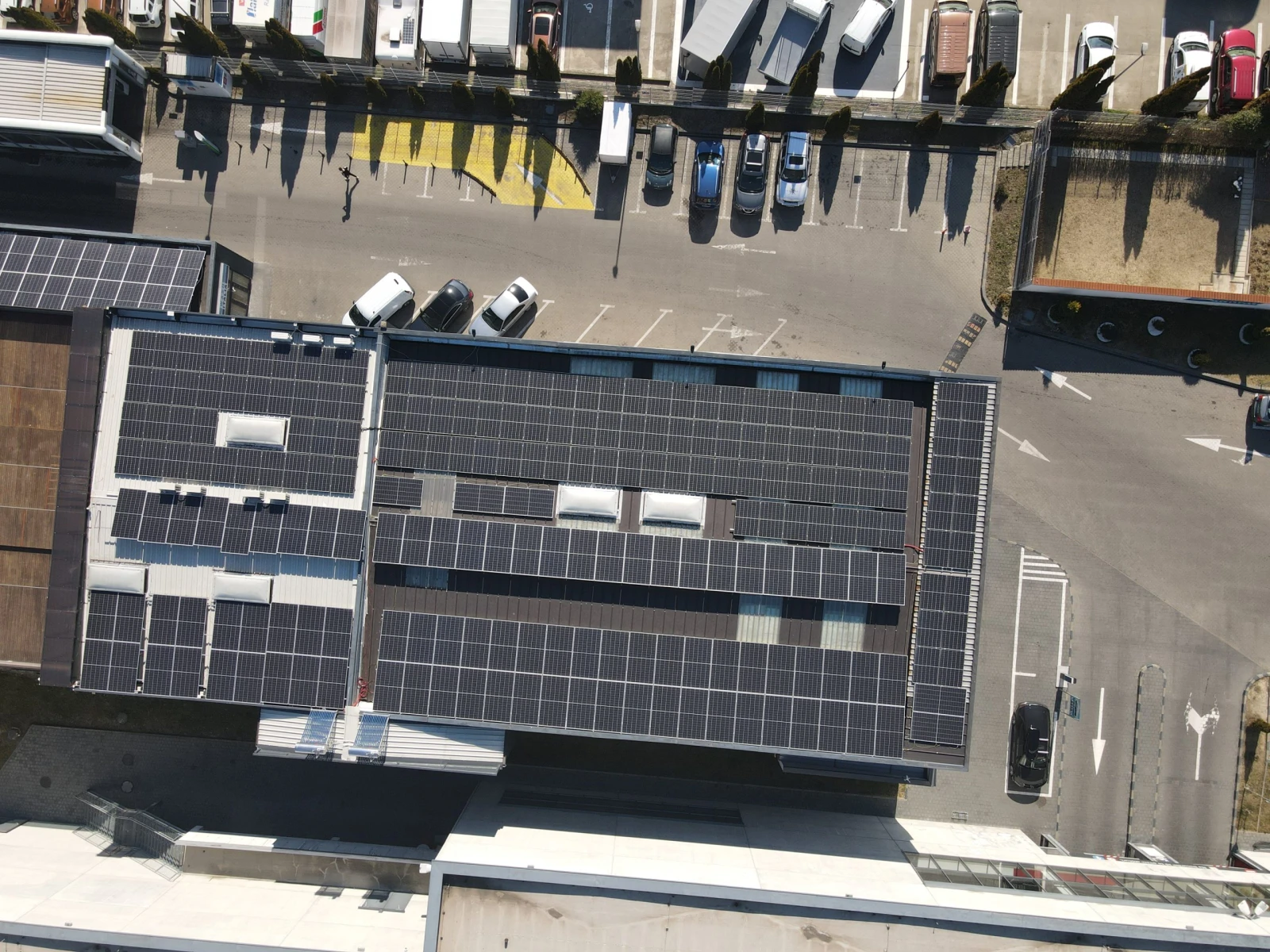 Sediul Wash Italia acoperit cu panouri fotovoltaice