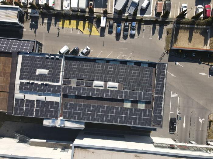 Sediul Wash Italia acoperit cu panouri fotovoltaice