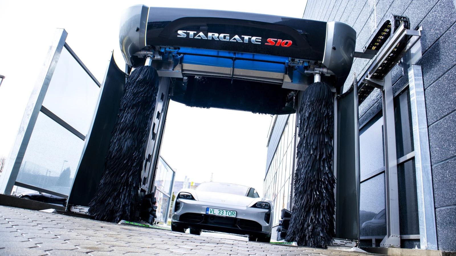 Porsche Taycan Turbo S in spalatoria automata Aquarama Stargate S10