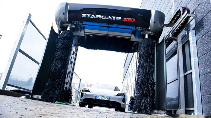 Porsche Taycan Turbo S in spalatoria automata Aquarama Stargate S10