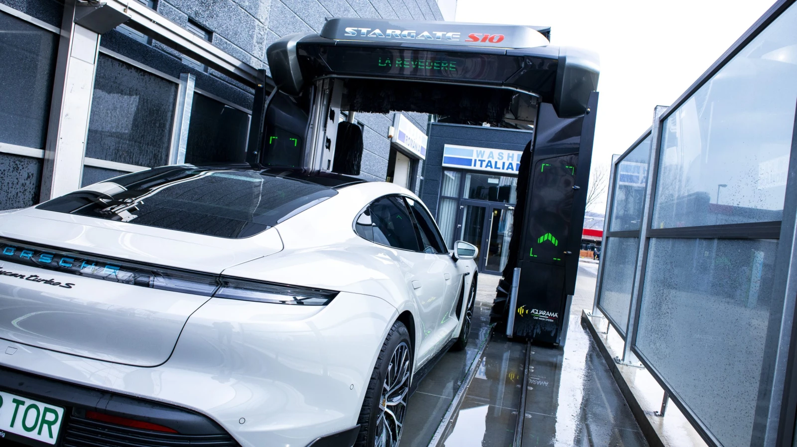 Porsche Taycan Turbo S in spalatoria automata Aquarama Stargate S10 3