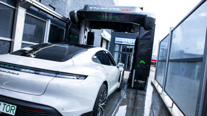 Porsche Taycan Turbo S in spalatoria automata Aquarama Stargate S10 3