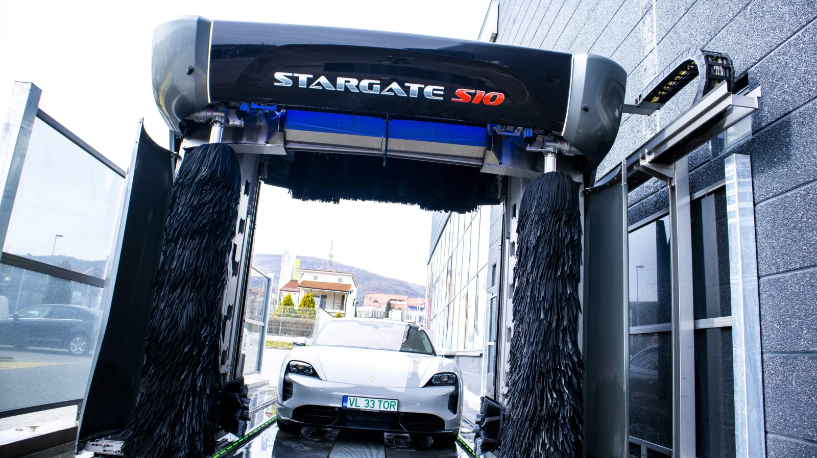 Porsche Taycan Turbo S in spalatoria automata Aquarama Stargate S10 2