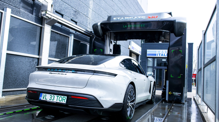 Aquarama Stargate S10 si Porsche Taycan Turbo S