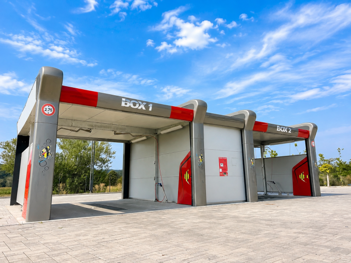 Spălătorie self service cu 2 boxe acoperite și una descoperită la Sirineasa, județul Vâlcea