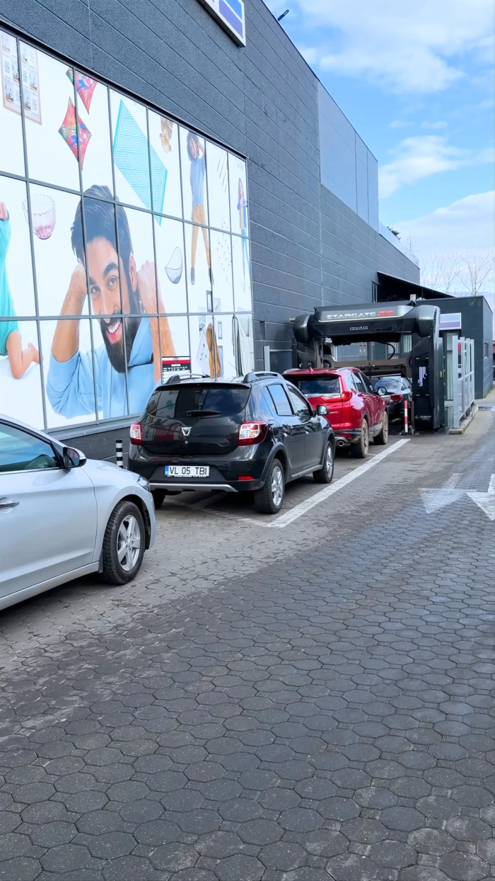 🚗💦 Când timpul contează, mulți șoferi preferă spălarea automată
