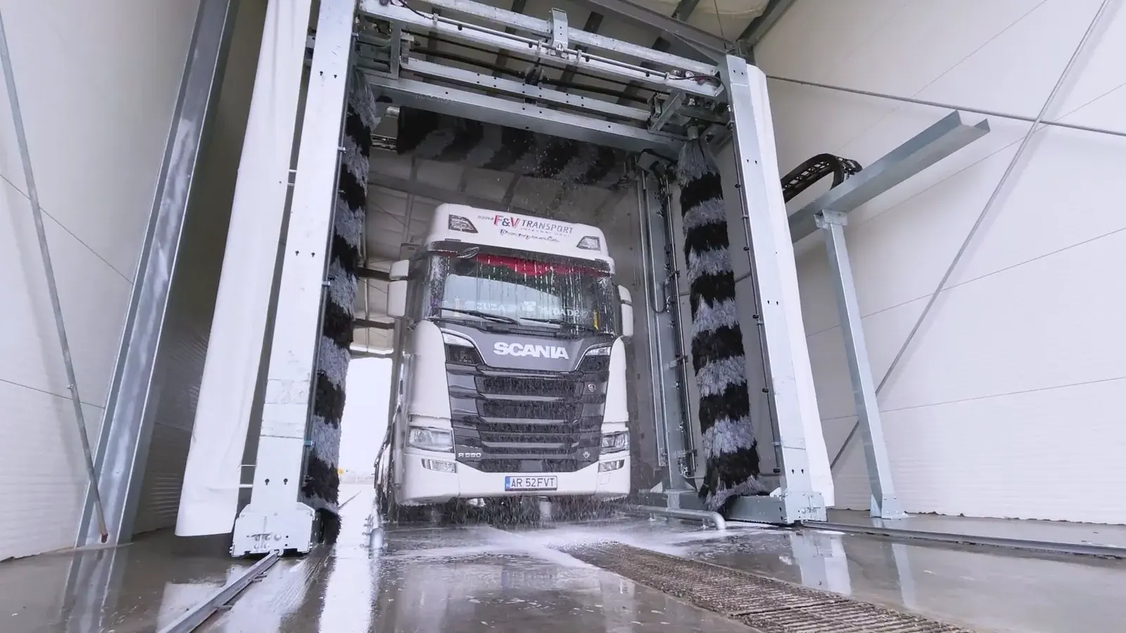 🚛💦 Cum arată un camion înainte și după spălarea automată cu perii?