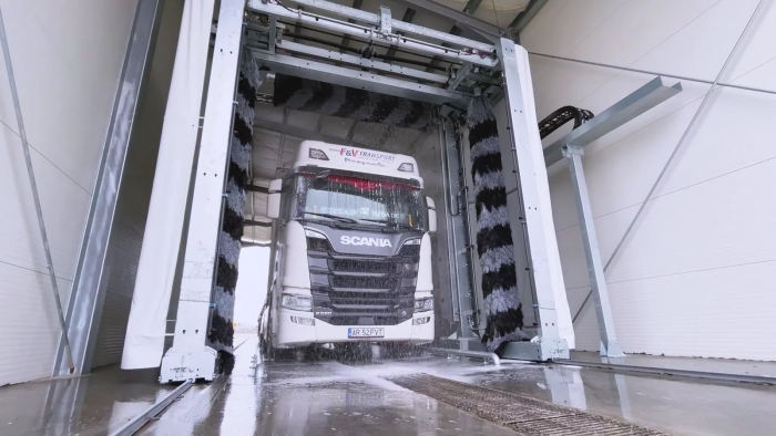🚛💦 Cum arată un camion înainte și după spălarea automată cu perii?